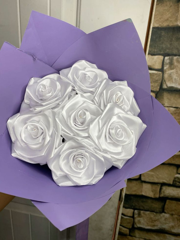 دسته گل رز ۵شاخه دسته گل ولنتاینی دسته گل رز روبانی ۵شاخه