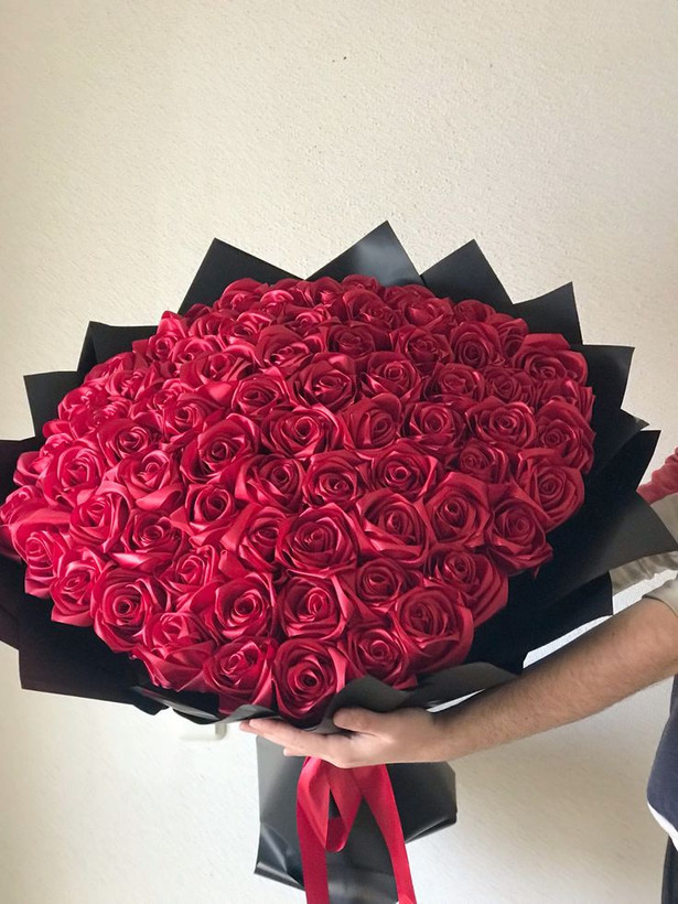 دسته گل رز مصنوعی ۱۰۲ شاخه گل رز روبانی ۱۰۲ شاخه دسته گل سایز بزرگ