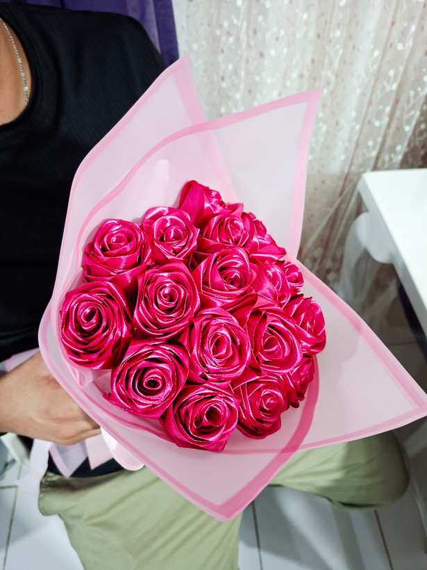 دسته گل رز روبانی ۱۷شاخه گل ولنتاین دسته گل دخترانه