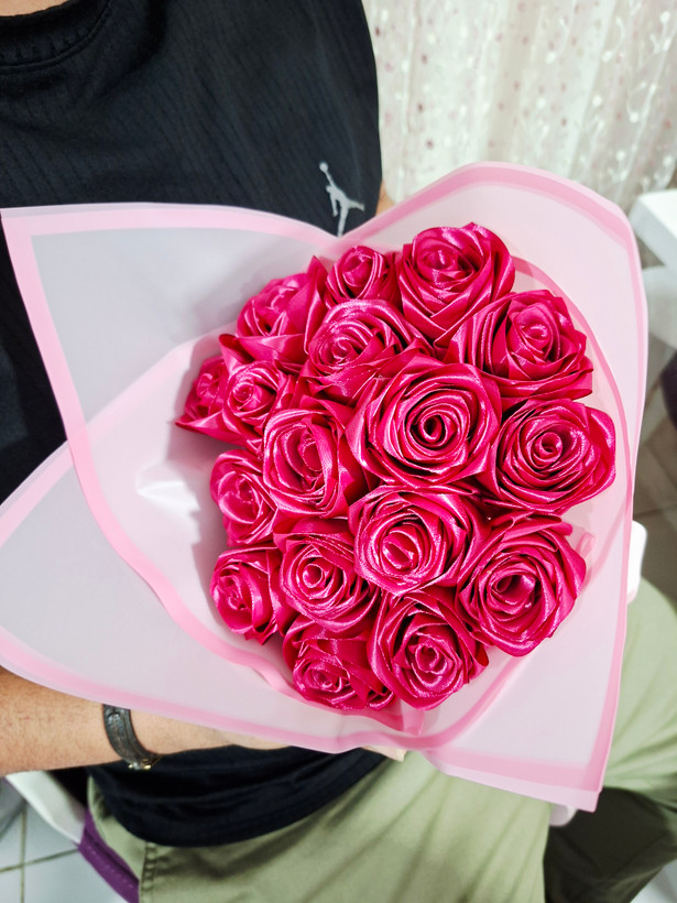 دسته گل رز روبانی ۱۷شاخه گل ولنتاین دسته گل دخترانه