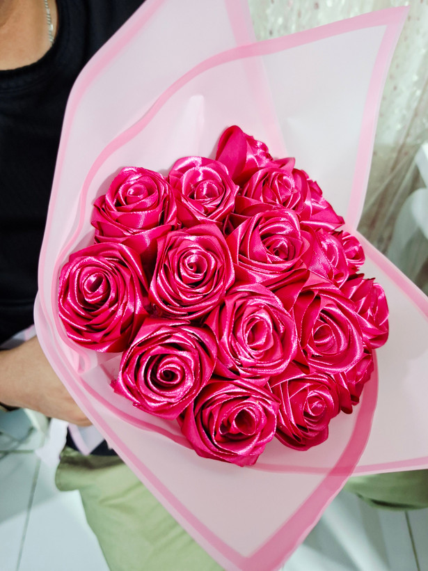 دسته گل رز روبانی ۱۷شاخه گل ولنتاین دسته گل دخترانه