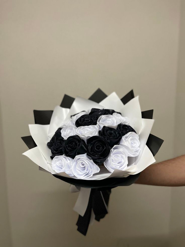دسته گل رز روبانی ۱۸شاخه دسته گل ولنتاین گل خواستگاری