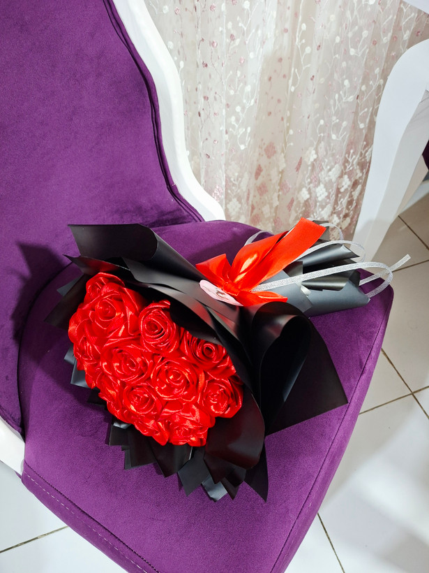 دسته گل رز مصنوعی ۲۰شاخه گل خواستگاری دسته گل مصنوعی روبانی