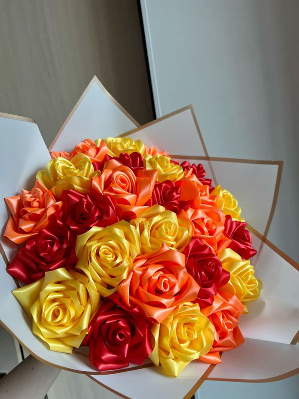 دسته گل رز مصنوعی ۱۸شاخه دسته گل رز روبانی گل ولنتاین
