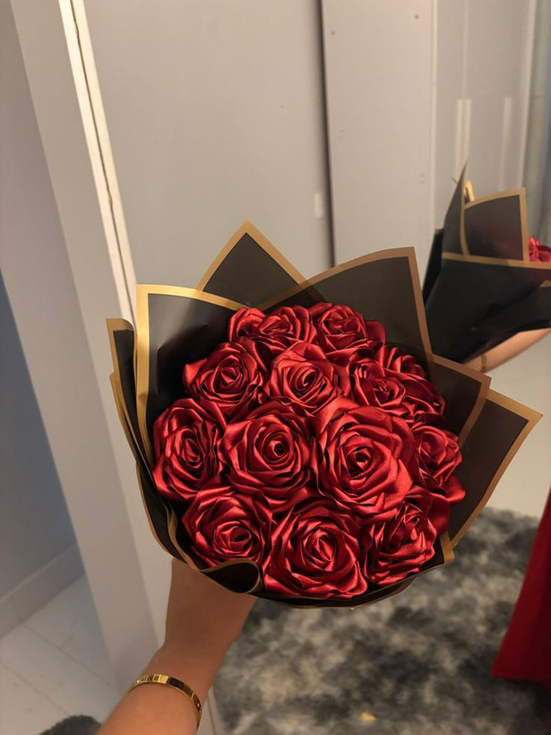 دسته گل رز روبانی ۱۸شاخه گل ولنتاین دسته گل رز مصنوعی