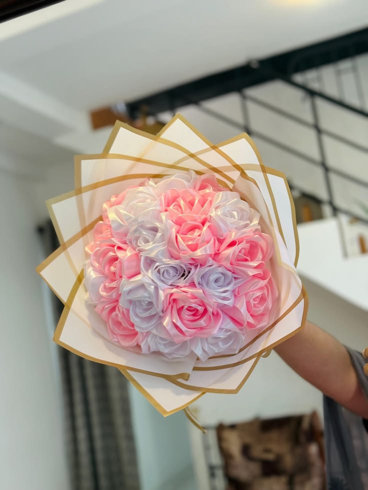 دسته گل رز مصنوعی ۱۸شاخه دسته گل رز روبانی گل ولنتاین