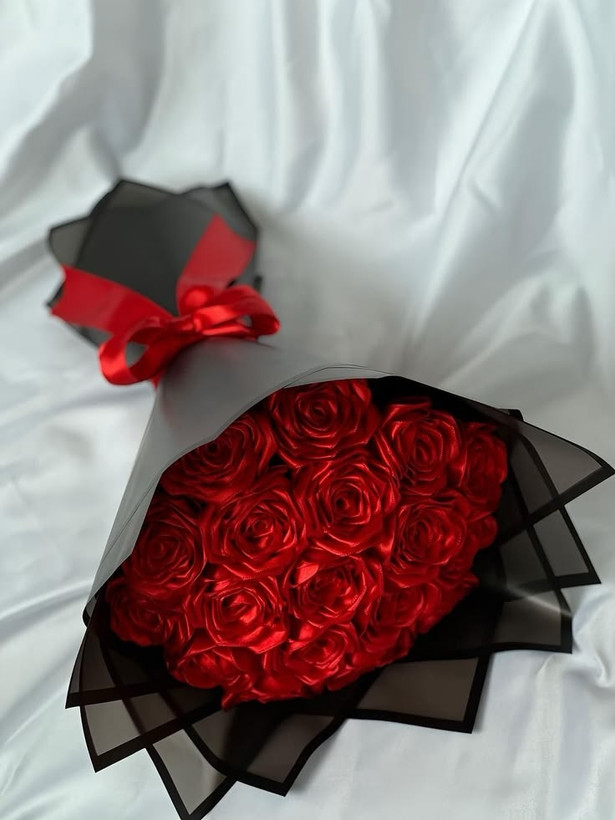 دسته گل رز مصنوعی ۱۸شاخه دسته گل رز روبانی گل ولنتاین