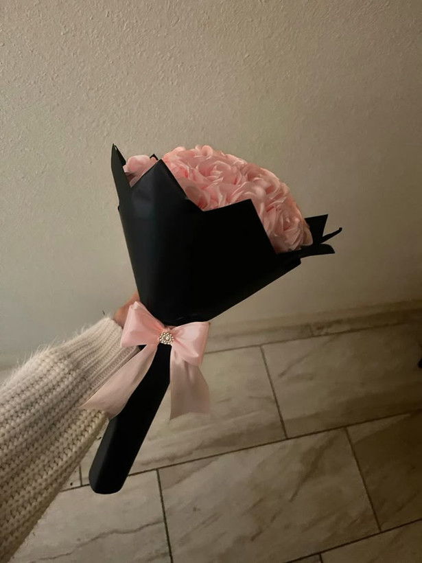 دسته گل رز روبانی ۸شاخه گل خواستگاری دسته گل رز مصنوعی