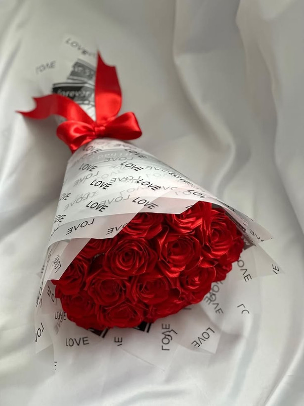 دسته گل رز روبانی ۸شاخه گل خواستگاری دسته گل رز مصنوعی