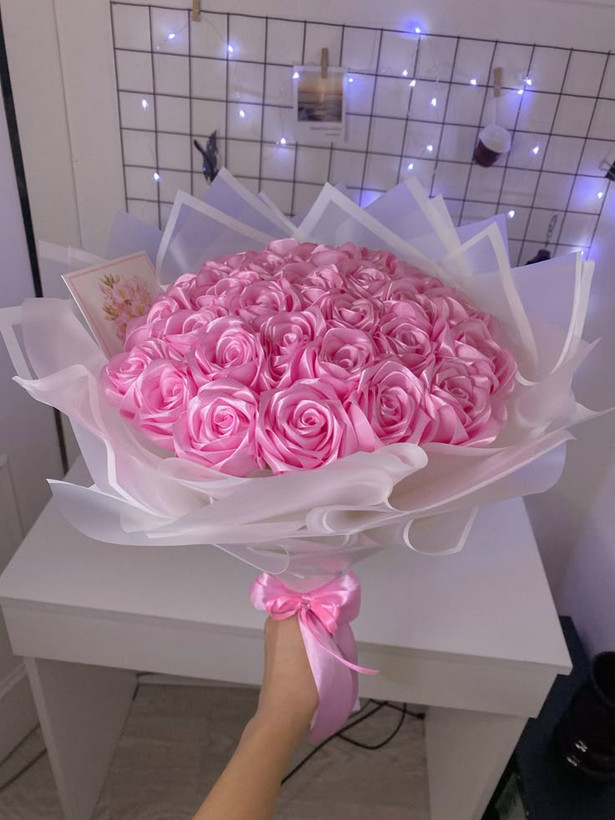 دسته گل رز مصنوعی ۱۸شاخه دسته گل رز روبانی گل ولنتاین
