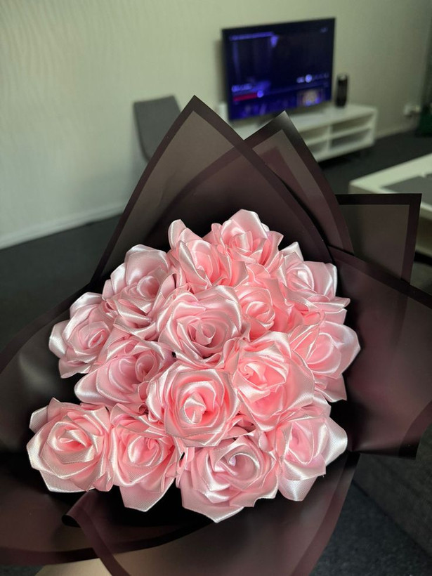 دسته گل رز مصنوعی ۱۵شاخه دسته گل رز روبانی گل ولنتاین