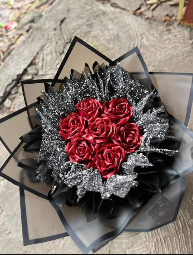 دسته گل رز مصنوعی ۷شاخه اکلیلی گل روبانی دسته گل خواستگاری