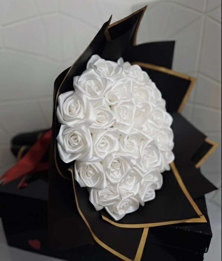 دسته گل رز مصنوعی ۱۸شاخه دسته گل رز روبانی گل ولنتاین