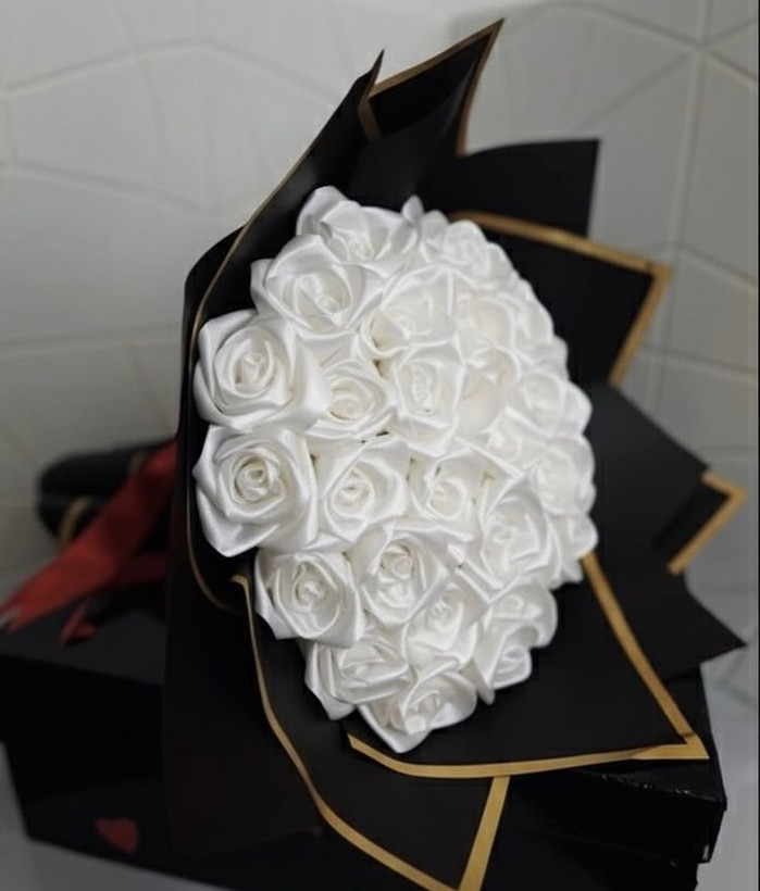 دسته گل رز مصنوعی ۱۸شاخه دسته گل رز روبانی گل ولنتاین