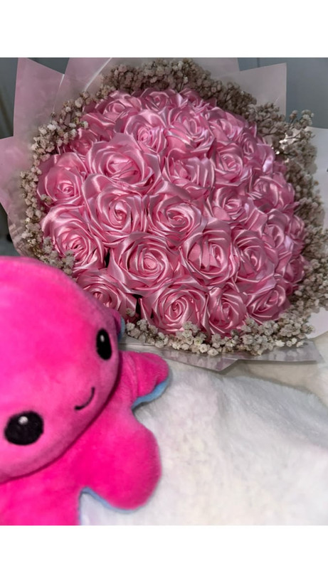 دسته گل رز مصنوعی ۱۸شاخه بهمراه گل ژپسوفلیا دسته گل رز روبانی گل ولنتاین