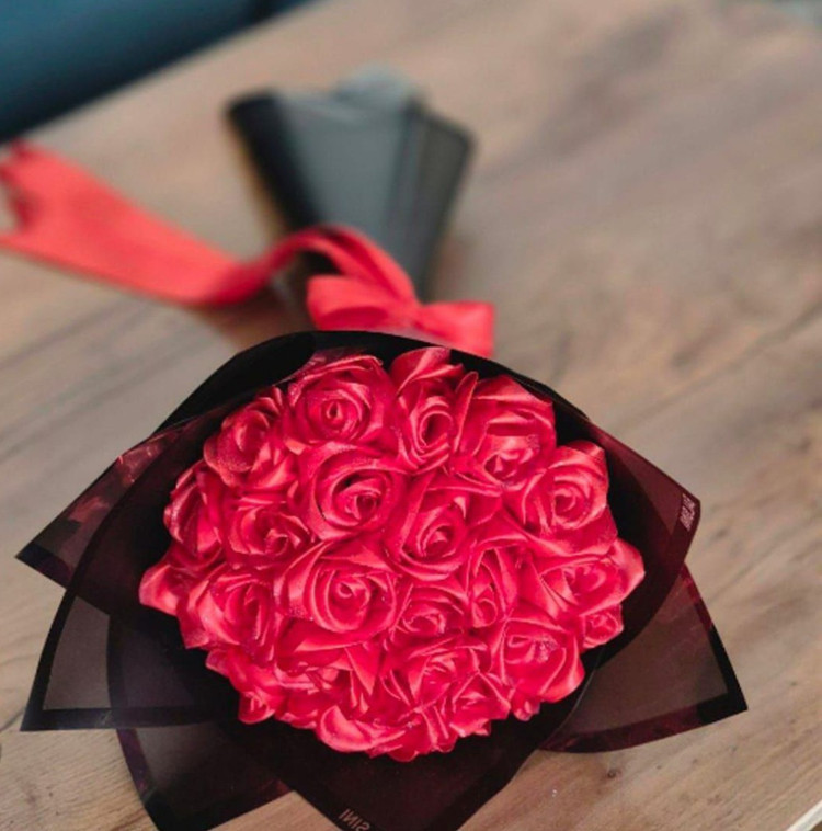 دسته گل رز ۱۸شاخه دسته گل ولنتاین گل ولنتاین