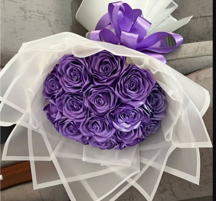 دسته گل رز مصنوعی ۱۸شاخه دسته گل رز روبانی گل ولنتاین