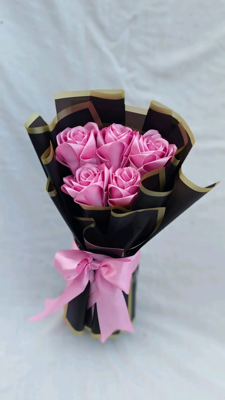 دسته گل رز ۵شاخه دسته گل ولنتاینی دسته گل رز روبانی ۵شاخه