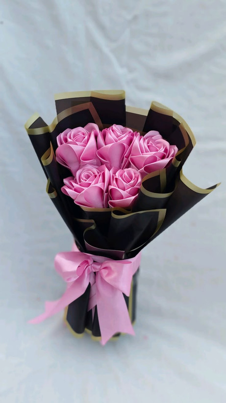 دسته گل رز ۵شاخه دسته گل ولنتاینی دسته گل رز روبانی ۵شاخه