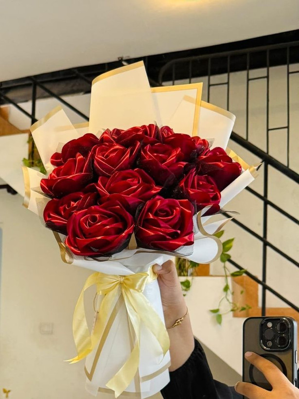 دسته گل رز ۱۲شاخه گل روبانی گل خواستگاری