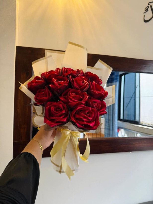 دسته گل رز ۱۲شاخه گل روبانی گل خواستگاری